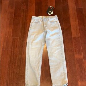 NEW light grey Levi cropped jeans
